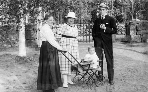 1921 Familjefoto Utomhus Barnvagn Knut, Bo-Erik, Hildur, Maria.jpg - Foto från sommaren 1921, Maria Norberg, Hildur och Knut Sjöberg samt den förstfödde sonen Bo-Erik. 